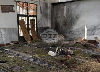 ОБНОВЕНА
                                                                                                Най-малко осем души загинаха при експлозия в джамия в Сирия