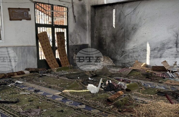 ОБНОВЕНА
                                                                                                Най-малко осем души загинаха при експлозия в джамия в Сирия