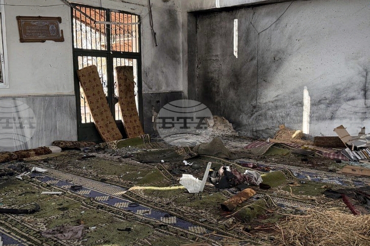 ОБНОВЕНА
                                                                                                Най-малко осем души загинаха при експлозия в джамия в Сирия