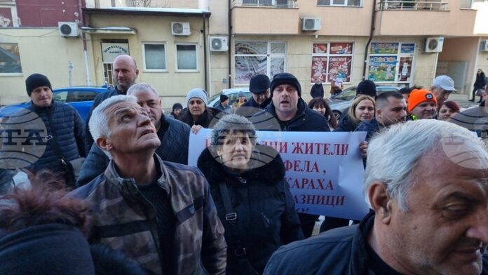 ОБНОВЕНА Жители на три села от Врачанско излязоха на протест ОБНОВЕНА Жители на три села от Врачанско излязоха на протест заради прекъсването на електрозахранването по Коледа