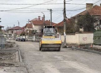 Община Сливен използва всеки подходящ метеорологичен период за асфалтиране на улици в кв. „Речица“, съобщи кметът Стефан Радев