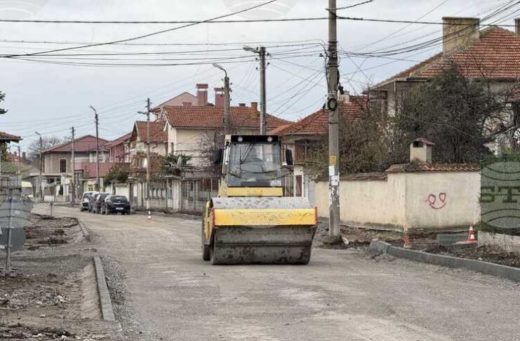 Община Сливен използва всеки подходящ метеорологичен период за асфалтиране на улици в кв. „Речица“, съобщи кметът Стефан Радев