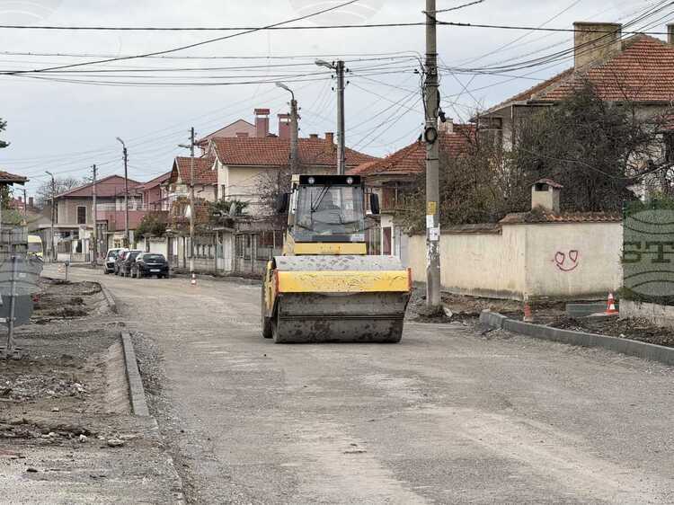 Община Сливен използва всеки подходящ метеорологичен период за асфалтиране на улици в кв. „Речица“, съобщи кметът Стефан Радев