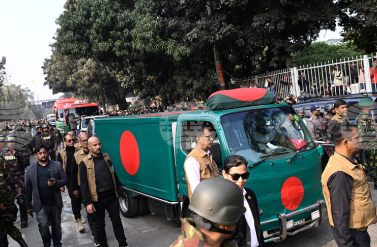Огромно множество се събра за погребението на бившия премиер на Бангладеш Халеда Зия