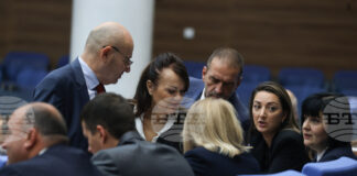 Парламентът обсъжда на първо четене т.нар. удължителен закон за бюджет за 2026 г.