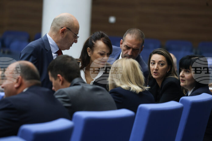 Парламентът обсъжда на първо четене т.нар. удължителен закон за бюджет за 2026 г.