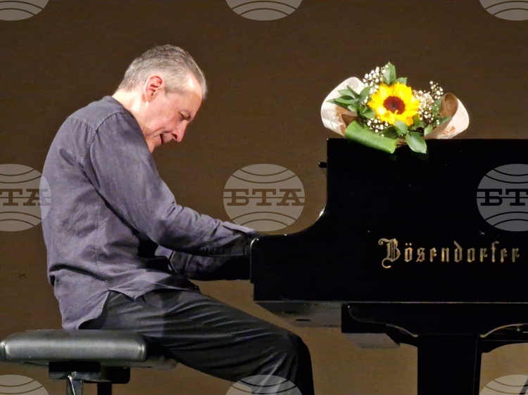 Първият концерт на пианиста Людмил Ангелов във Велико Търново препълни залата на читалище „Надежда“