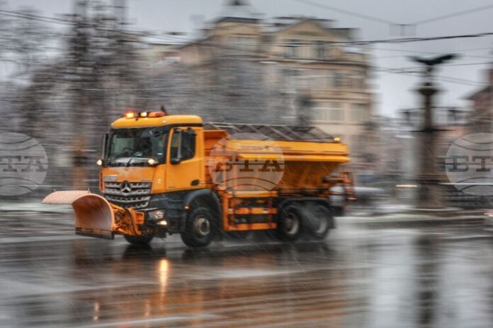 Пътната обстановка в София е нормална, движението се осъществява при зимни условия