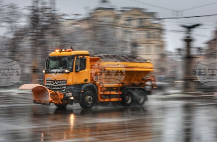 Пътната обстановка в София е нормална, движението се осъществява при зимни условия