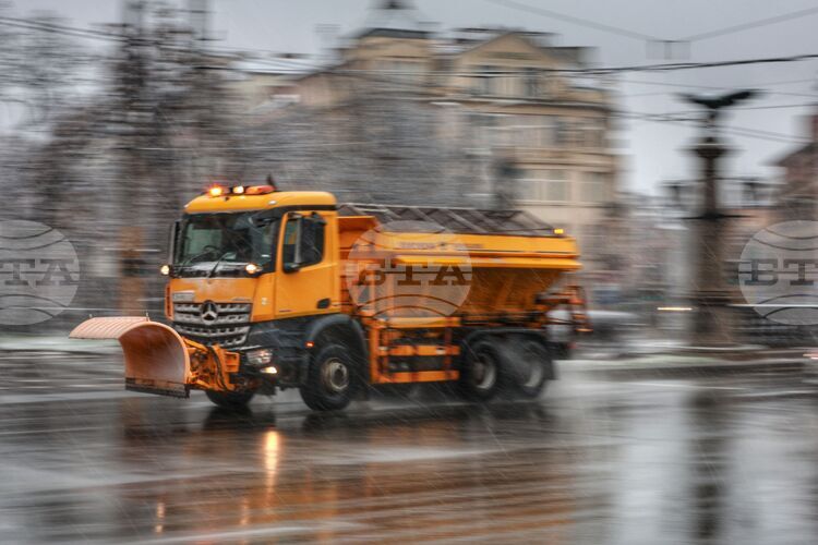 Пътната обстановка в София е нормална, движението се осъществява при зимни условия