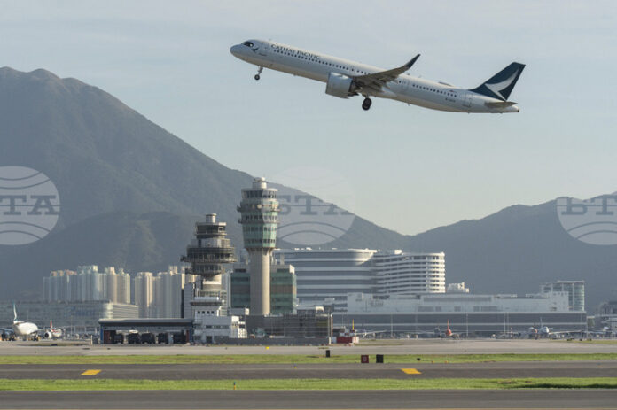 Пътник на авиокомпания "Катай" се опитал да отвори вратата на самолета по време на полет от Бостън до Хонконг