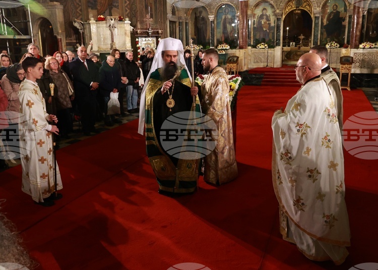 Българският патриарх и Софийски митрополит Даниил води празничното вечерно богослужение
