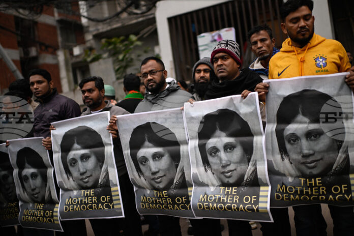 ПОРТРЕТ
                                                                                                АП: Бившият премиер на Бангладеш Халеда Зия почина на 80-годишна възраст