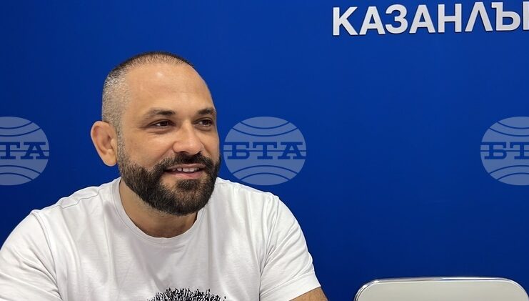 Посланието на филма „Социално силните“ е, че в наши дни имаме нужда от нови вдъхновители, каза режисьорът Николай Василев