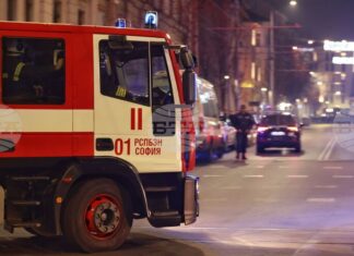 Пожар на асансьор в блок в кв. „Сухата река“ доведе до евакуацията на 20 души, съобщиха от пожарната