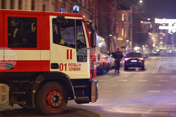 Пожар на асансьор в блок в кв. „Сухата река“ доведе Пожар на асансьор в блок в кв. „Сухата река“ доведе до евакуацията на 20 души, съобщиха от пожарната