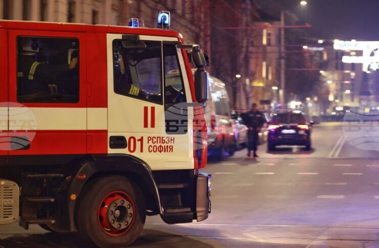 Пожар на асансьор в блок в кв. „Сухата река“ доведе до евакуацията на 20 души, съобщиха от пожарната