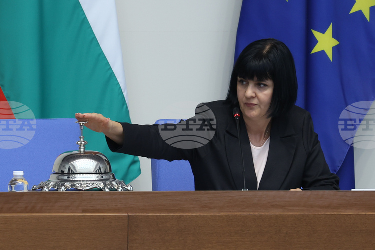 Председателят на парламента ще насрочи датата за дебати по внесения вот на недоверие, обяви председателстващият пленарното заседание Юлиана Матеева