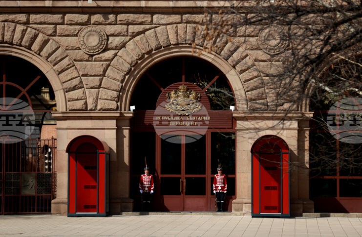 Представители на "Величие" пристигнаха на „Дондуков" 2 за консултации с президента Румен Радев