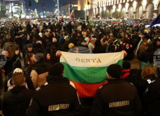 ПРЕГЛЕД НА МЕДИИТЕ
Протестите в България през погледа на френски медии ПРЕГЛЕД НА МЕДИИТЕ
Протестите в България през погледа на френски медии