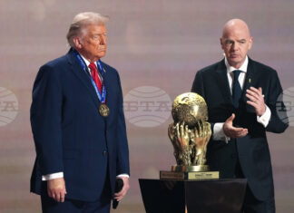 Президентът на ФИФА Джани Инфантино е обвинен в нарушаване на правилата относно политически неутралитет по отношение на президента на САЩ Доналд Тръмп