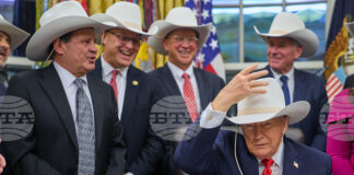 Президентът на САЩ Доналд Тръмп прие в Белия дом легендарния американски отбор по хокей на лед от Олимпиадата през 1980 година