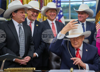 Президентът на САЩ Доналд Тръмп прие в Белия дом легендарния американски отбор по хокей на лед от Олимпиадата през 1980 година Президентът на САЩ Доналд Тръмп прие в Белия дом легендарния американски отбор по хокей на лед от Олимпиадата през 1980 година