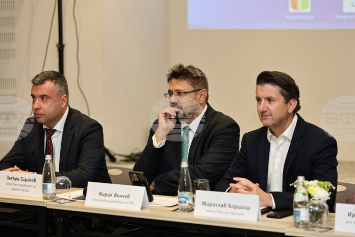 "БГ ТУРИЗЪМ - ЗИМА 2025/2026" Приоритетите за развитието на област "БГ ТУРИЗЪМ - ЗИМА 2025/2026"
Приоритетите за развитието на област Смолян са транспортна свързаност и отваряне на Беломорския проход, каза областният управител Захари Сираков