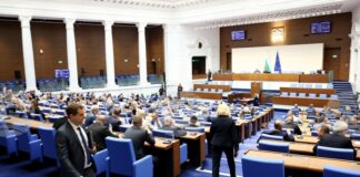 Родителите на деца до 12 години да могат да са на гъвкаво работно време през цялата година, реши окончателно парламентът