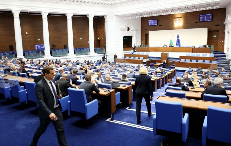 Парламентът окончателно прие че родителите или осиновителите на деца до