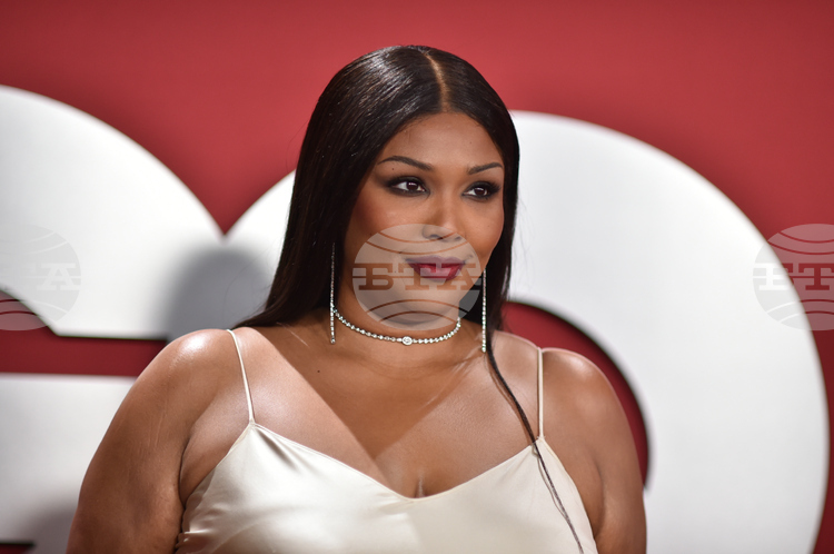 Съд в САЩ отхвърли обвинения срещу певицата Лизо, че е уволнила три танцьорки заради теглото им