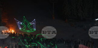 Със светлинно и факелно шоу, музикална програма и забавления за най-малките бе открит зимният сезон в Боровец