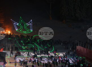 Със светлинно и факелно шоу, музикална програма и забавления за най-малките бе открит зимният сезон в Боровец