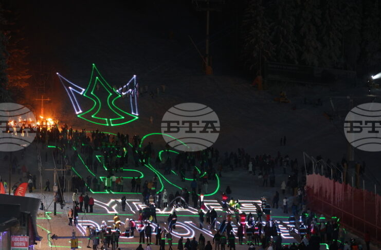 Със светлинно и факелно шоу, музикална програма и забавления за най-малките бе открит зимният сезон в Боровец