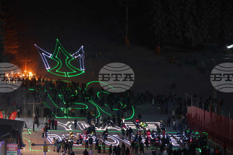 Първи на сцената се появи известният български скиор Петър Попангелов