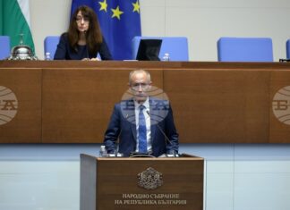 Според европейска директива, базовото обучение по „Дентална медицина“ включва курс на теоретично и практическо обучение, каза министърът в оставка Красимир Вълчев