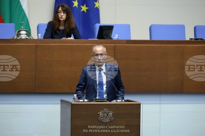 Според европейска директива, базовото обучение по „Дентална медицина“ включва курс на теоретично и практическо обучение, каза министърът в оставка Красимир Вълчев