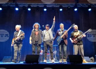 Стефан Вълдобрев и „Обичайните заподозрени“ делиха сцена с деца и младежи във Велико Търново Стефан Вълдобрев и „Обичайните заподозрени“ делиха сцена с деца и младежи във Велико Търново