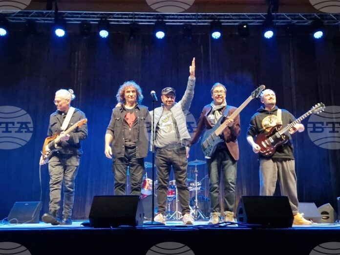 Стефан Вълдобрев и „Обичайните заподозрени“ делиха сцена с деца и младежи във Велико Търново