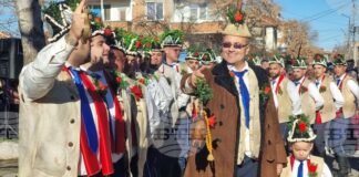 Танцуващите коледари от Ямбол пазят и съхраняват уникалната за България традиция на коледарския буенек