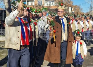 Танцуващите коледари от Ямбол пазят и съхраняват уникалната за България традиция на коледарския буенек