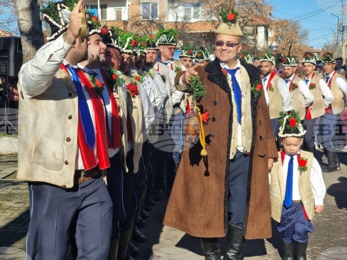 Танцуващите коледари от Ямбол пазят и съхраняват уникалната за България традиция на коледарския буенек