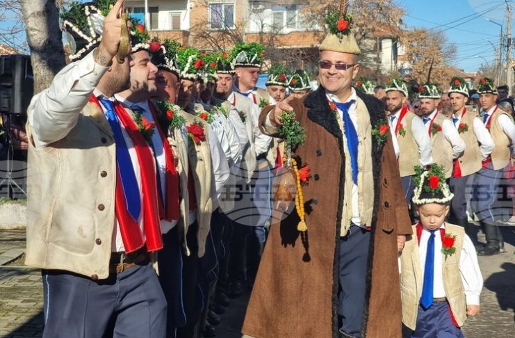 Танцуващите коледари от Ямбол пазят и съхраняват уникалната за България традиция на коледарския буенек