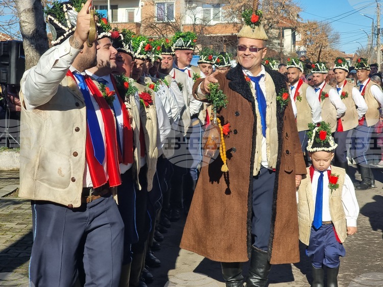 На Бъдни вечер и Рождество Христово коледарите в Ямбол поддържат