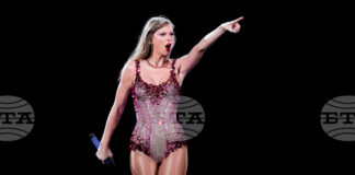 Тейлър Суифт оглавява класацията на „Билборд“ за албуми за осма седмица