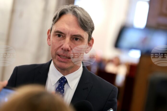 Този бюджет на НЗОК е по-лош от предишния, медицински сестри Този бюджет на НЗОК е по-лош от предишния, медицински сестри и лекари няма да получат никакво увеличение на заплатите, каза Васил Пандов от ПП-ДБ