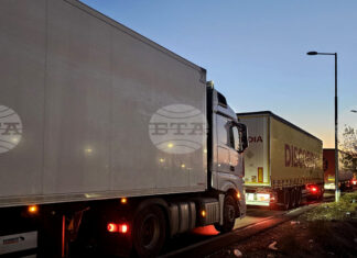 Трафикът е изключително интензивен на ГКПП "Капитан Андреево" и ГКПП "Лесово" на изход за товарни автомобили