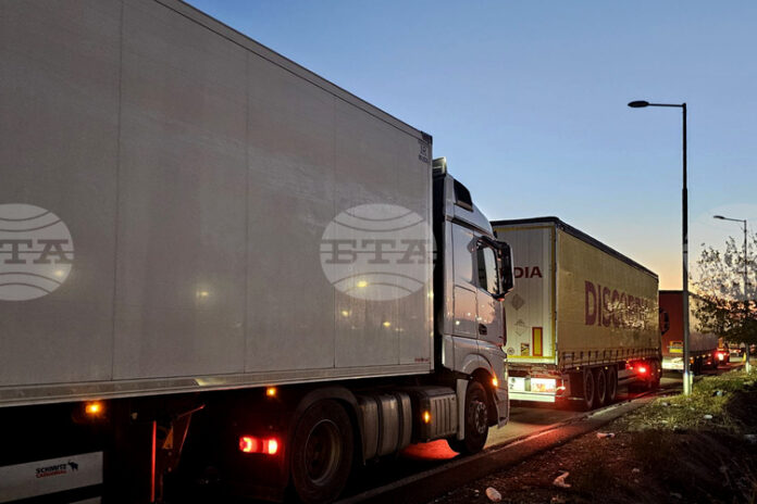 Трафикът е изключително интензивен на ГКПП "Капитан Андреево" и ГКПП "Лесово" на изход за товарни автомобили