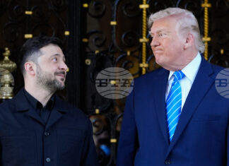 Тръмп посрещна Зеленски за преговори в Маями; заяви че Русия и Украйна искат мир Тръмп посрещна Зеленски за преговори в Маями; заяви че Русия и Украйна искат мир