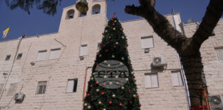 Трима палестинци бяха задържани във връзка с палеж на коледна елха пред католическа църква на Западния бряг